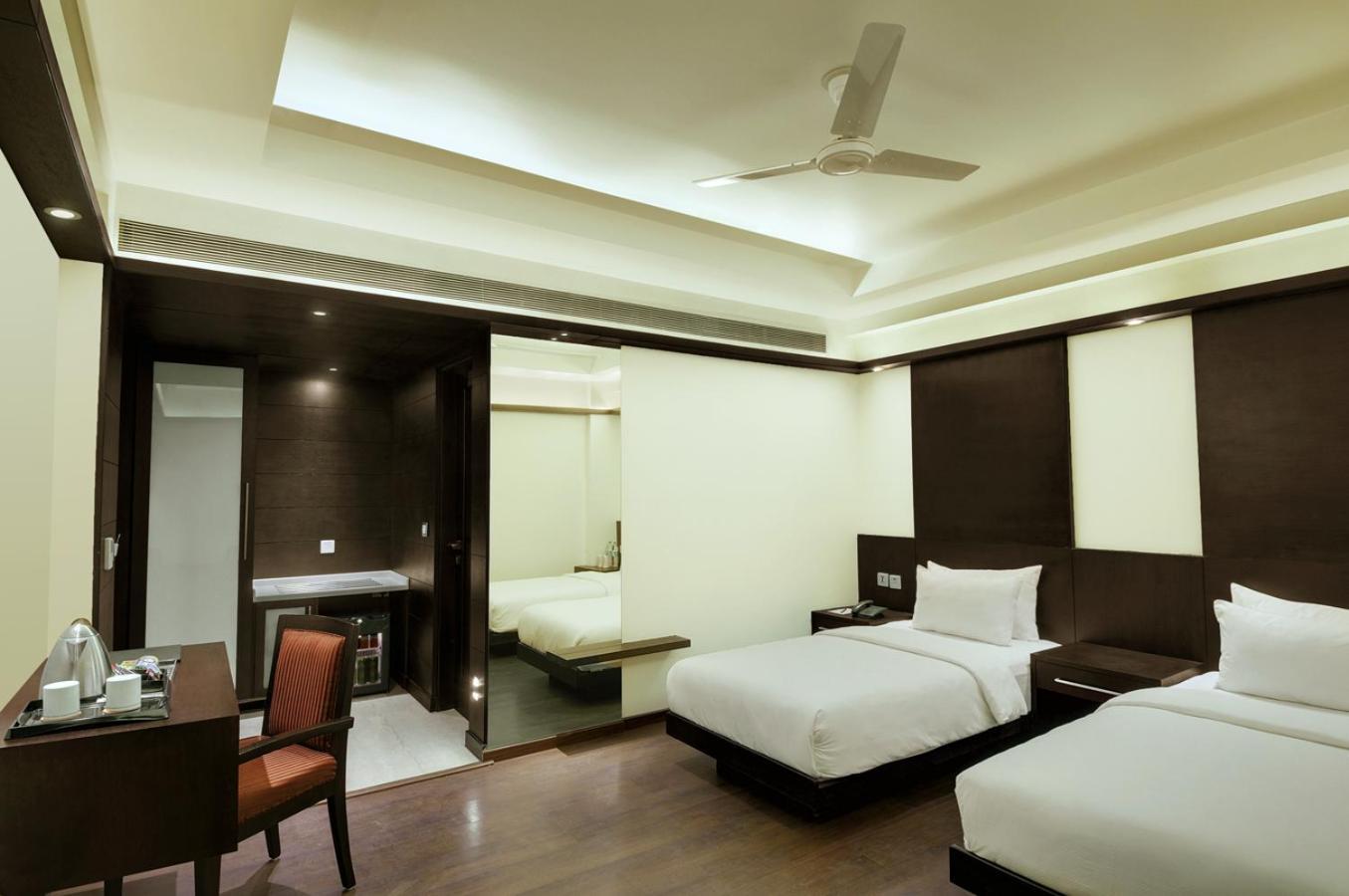 Hotel GODWIN DELUXE - New Delhi Railway Station - Paharganj Bagian luar foto
